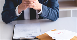 When and how can an expert withdraw from a claim?